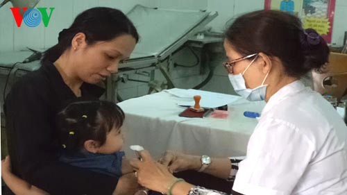 Un vice-ministre de la Santé inspecte la prévention de la rougeole à Thanh Hoa  - ảnh 1